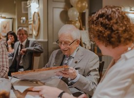lächelnder Mann mit grauen Haaren