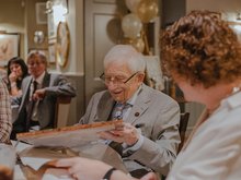 lächelnder Mann mit grauen Haaren