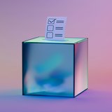 Wahlurne mit Stimmzettel